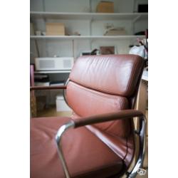 2 st äkta Eames Soft Pad Chair i brunt skinn